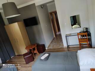 Отели типа «постель и завтрак» Pensjonat Zielony Dom Болеславец Трехместный номер с собственной ванной комнатой-1
