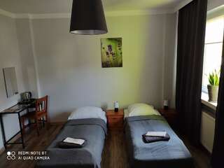 Отели типа «постель и завтрак» Pensjonat Zielony Dom Болеславец Трехместный номер с собственной ванной комнатой-2